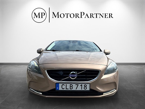 Volvo V40 2 of 17