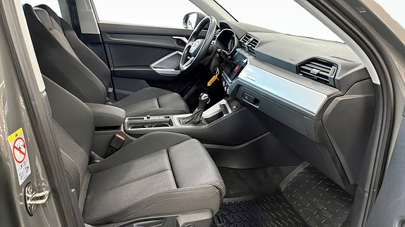 Audi Q3 3 of 5