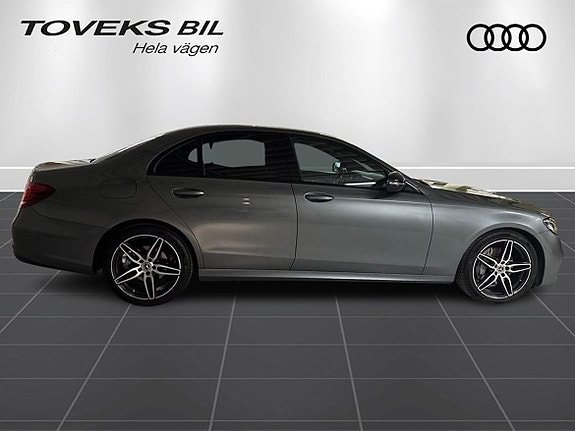 Mercedes-Benz E220 2 of 16