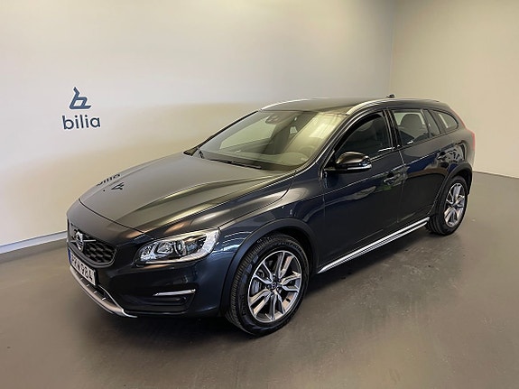 Volvo V60 Cross Country 2 of 5