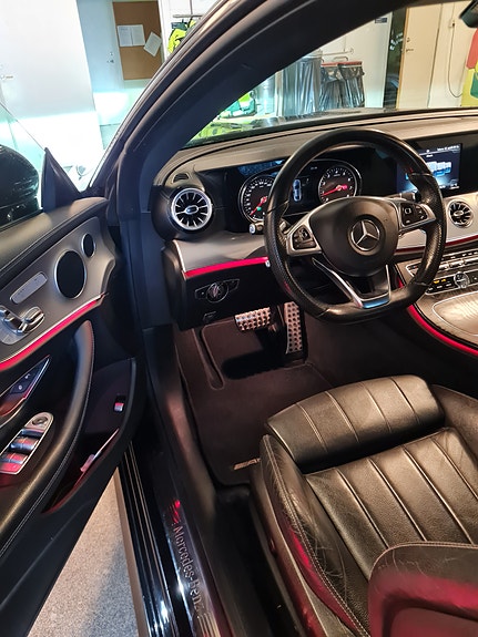 Mercedes-Benz E200 3 of 5