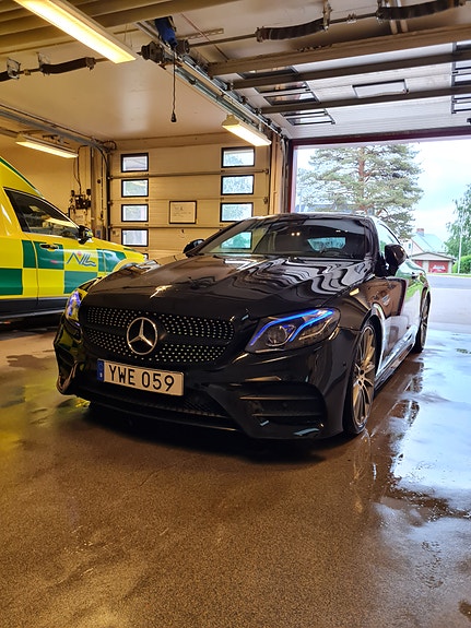 Mercedes-Benz E200 2 of 5