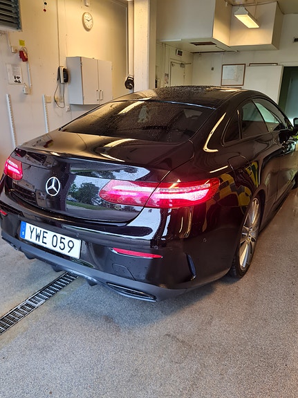 Mercedes-Benz E200 4 of 5