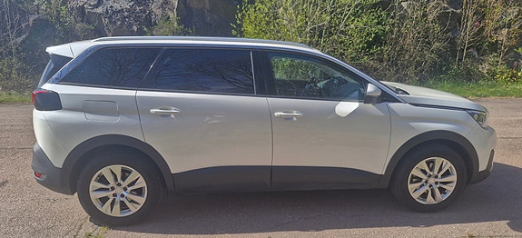 Peugeot 5008 2 of 5