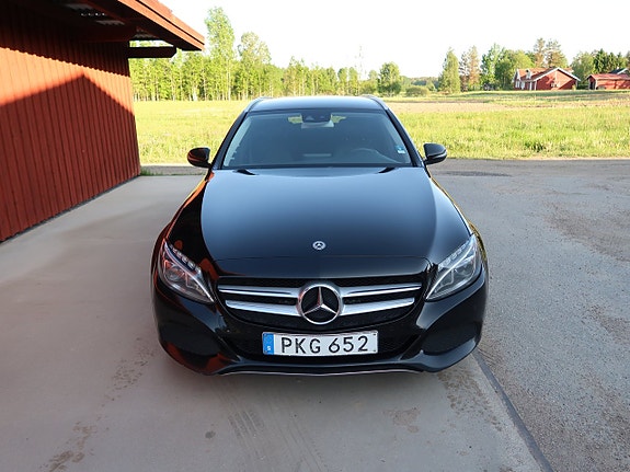 Mercedes-Benz C220 d 2 of 5