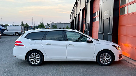 Peugeot 308 SW 9 of 18