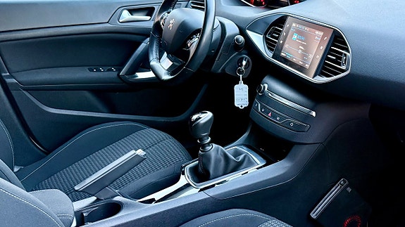 Peugeot 308 SW 15 of 18