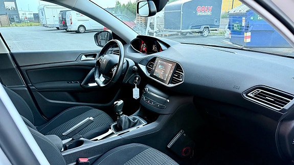 Peugeot 308 SW 14 of 18