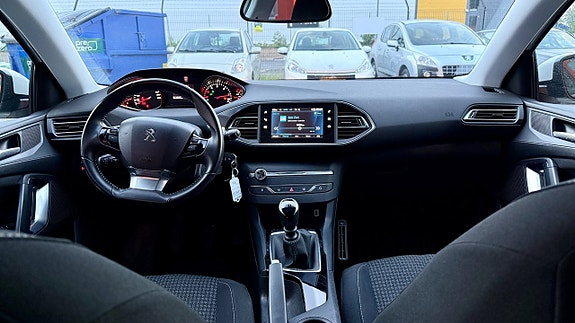 Peugeot 308 SW 12 of 18