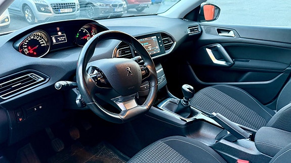 Peugeot 308 SW 11 of 18