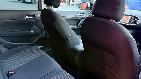 Peugeot 308 SW 16 of 18