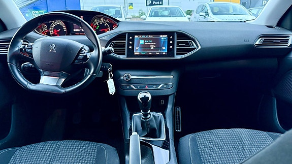 Peugeot 308 SW 13 of 18