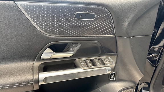 Mercedes-Benz GLB250 6 of 12
