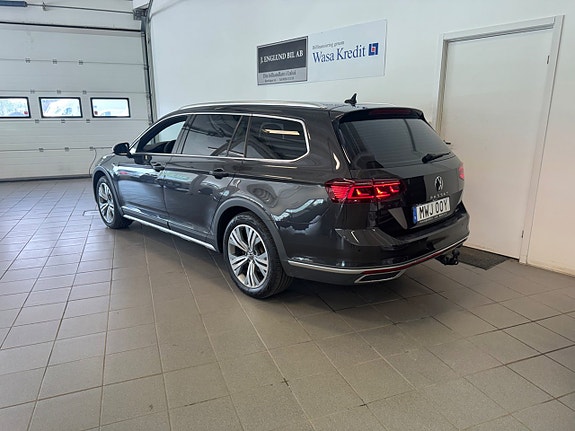 Volkswagen Passat Alltrack 3 of 5