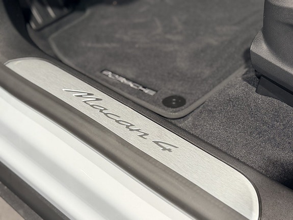 Porsche Macan 4 11 of 22