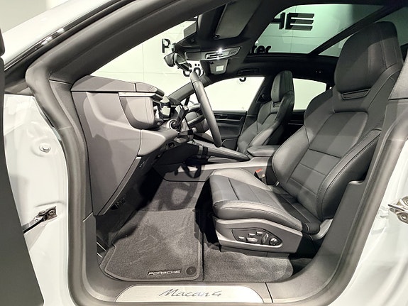 Porsche Macan 4 13 of 22