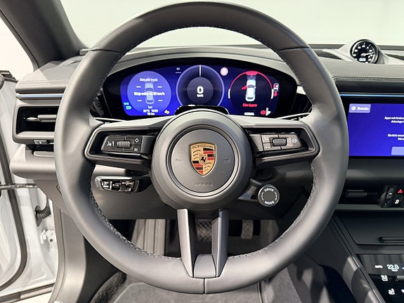 Porsche Macan 4 16 of 22