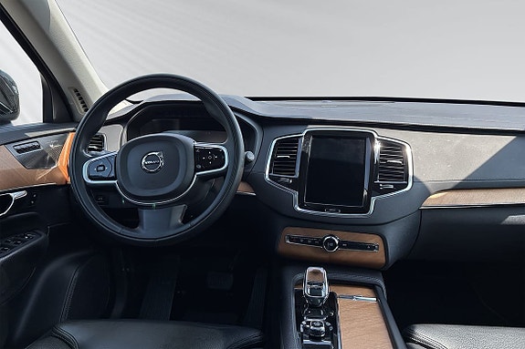 Volvo XC90 10 of 13