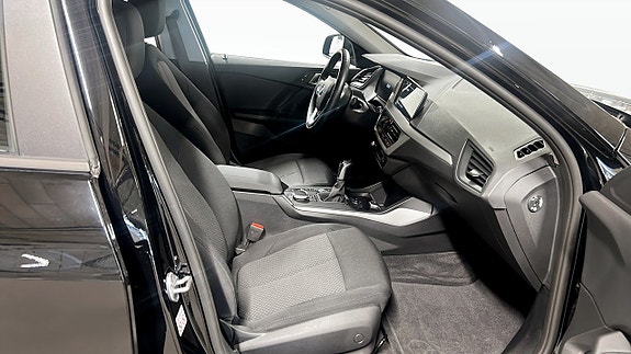 BMW 118i 3 of 5