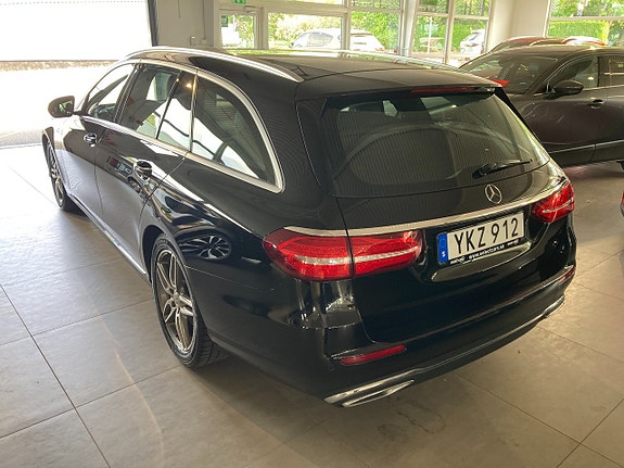 Mercedes-Benz E220 4 of 5