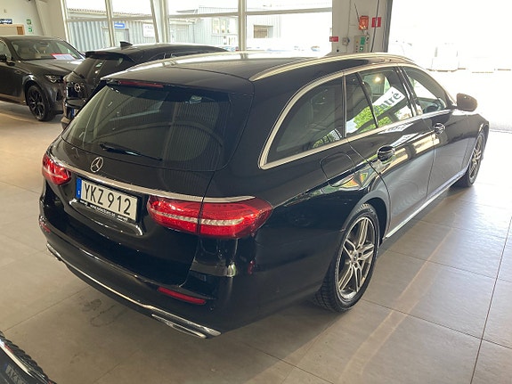Mercedes-Benz E220 3 of 5