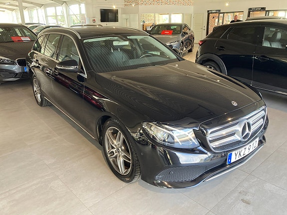 Mercedes-Benz E220 2 of 5