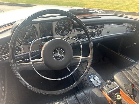 Mercedes-Benz 280 SL 7 of 8