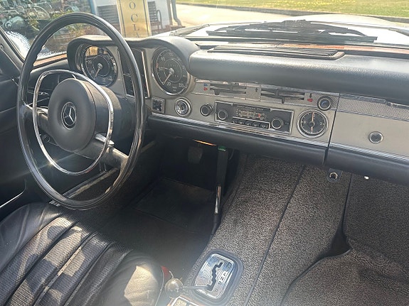 Mercedes-Benz 280 SL 6 of 8