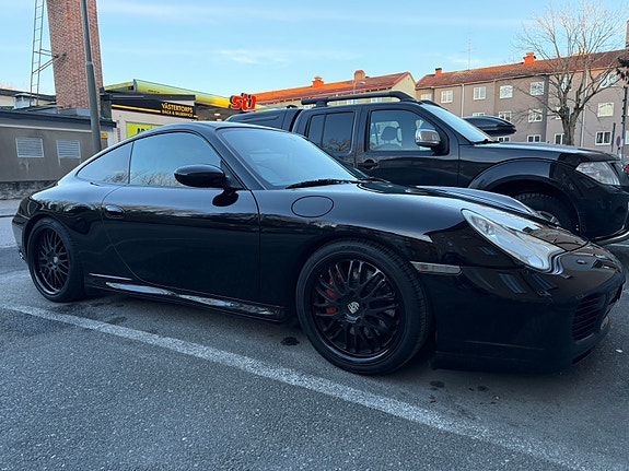Porsche 911 Carrera 4S 3 of 5