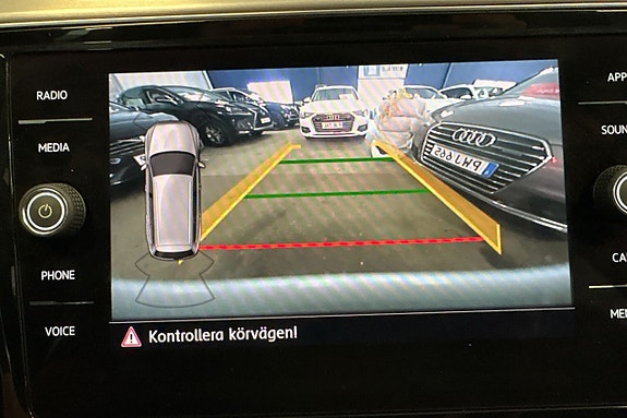 Volkswagen Passat 16 of 19