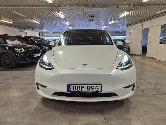 Tesla Model Y 4 of 5
