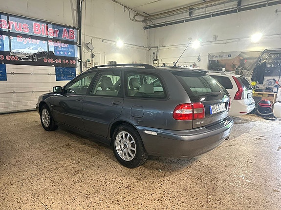 Volvo V40 4 of 5