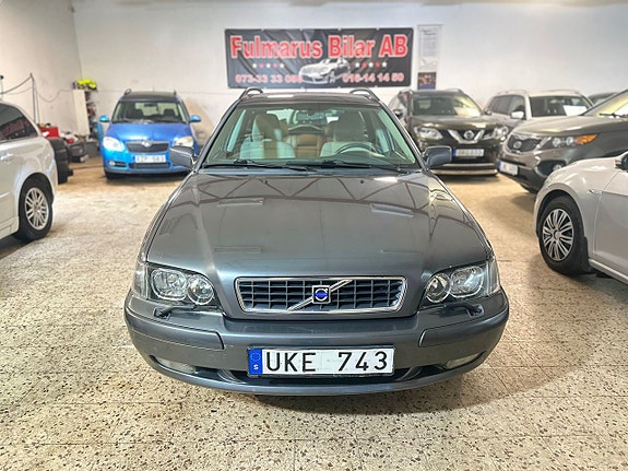Volvo V40 2 of 5