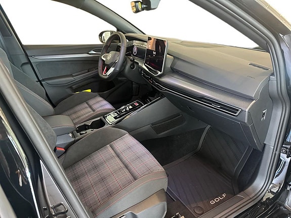 Volkswagen Golf VIII 19 of 22