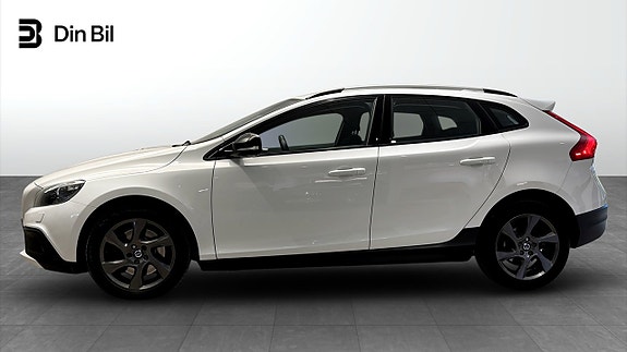 Volvo V40 Cross Country 2 of 5