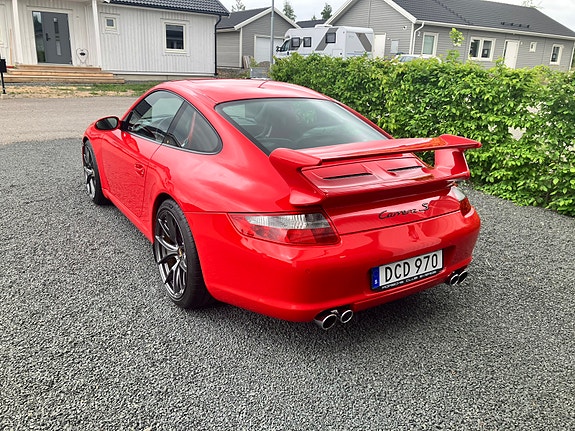 Porsche 911 Carrera S 3 of 5