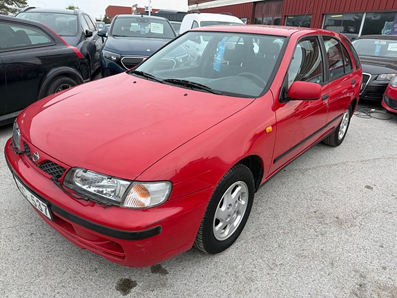 Nissan Almera 2 of 5