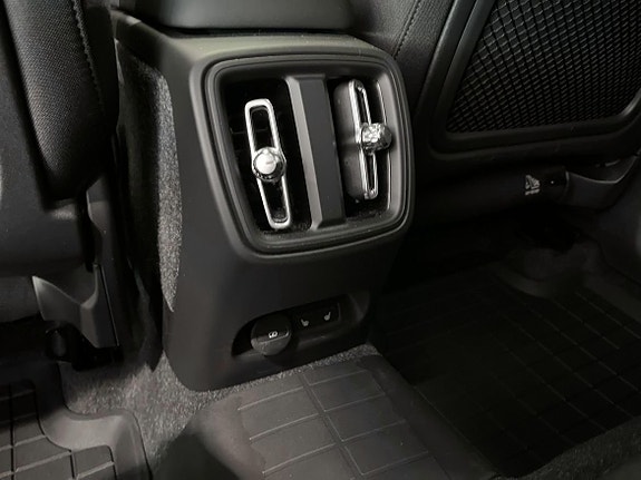 Volvo EX40 10 of 19