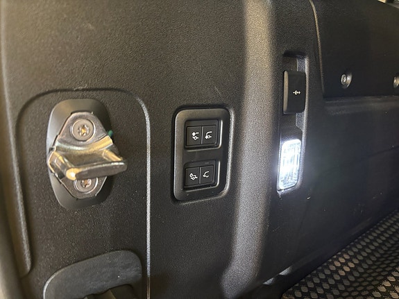 Land Rover Defender 110 12 of 13
