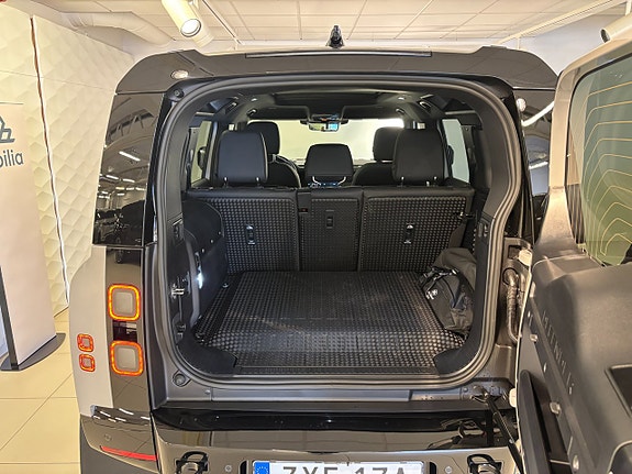 Land Rover Defender 110 7 of 13