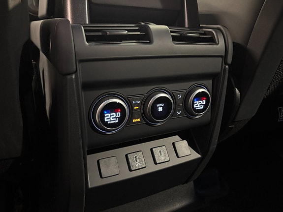 Land Rover Defender 110 9 of 13