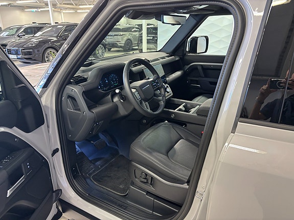 Land Rover Defender 110 5 of 5