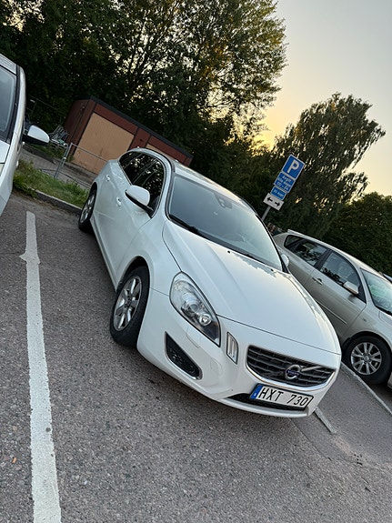 Volvo V60 2 of 13