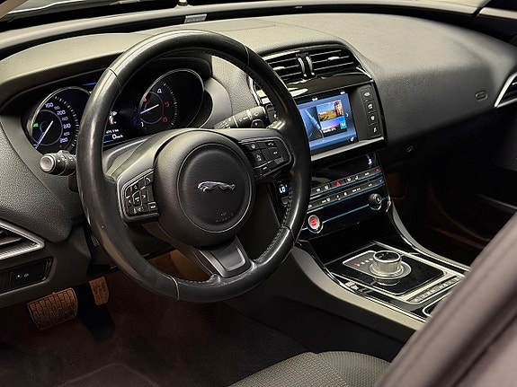 Jaguar XE 17 of 29