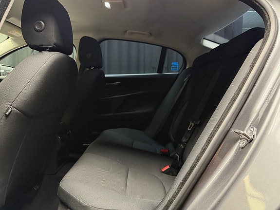 Jaguar XE 20 of 29