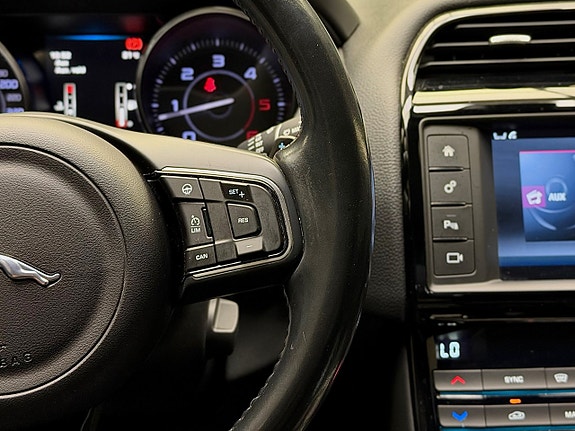 Jaguar XE 23 of 29