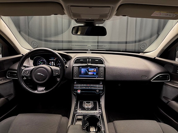 Jaguar XE 25 of 29
