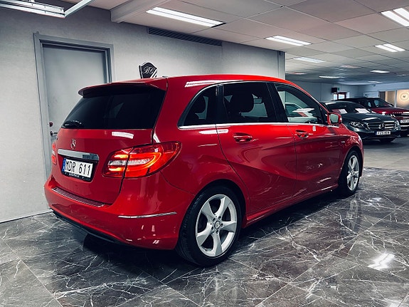 Mercedes-Benz B180 3 of 5