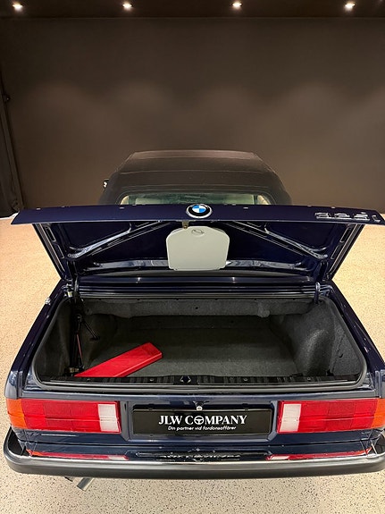 BMW 325i 11 of 18