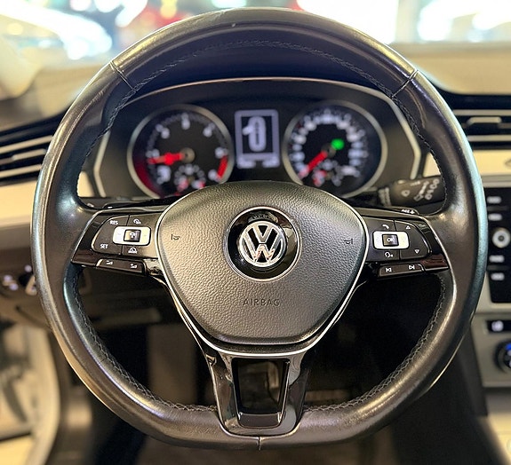 Volkswagen Passat 12 of 16